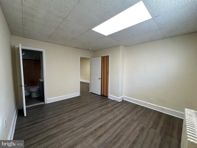 Building Photo - 224 Long Ln