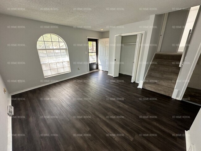 Building Photo - Bright 2 Bed 1 Bath Home in Olathe!