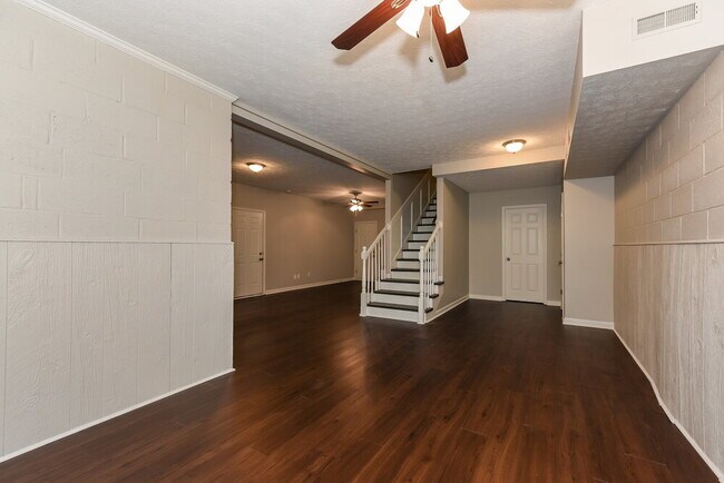 Building Photo - 278 Iris Dr