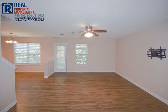 Foto del edificio - Wonderful 2 story 3BD/2.5BA home in LaVergne w/ attached garage!