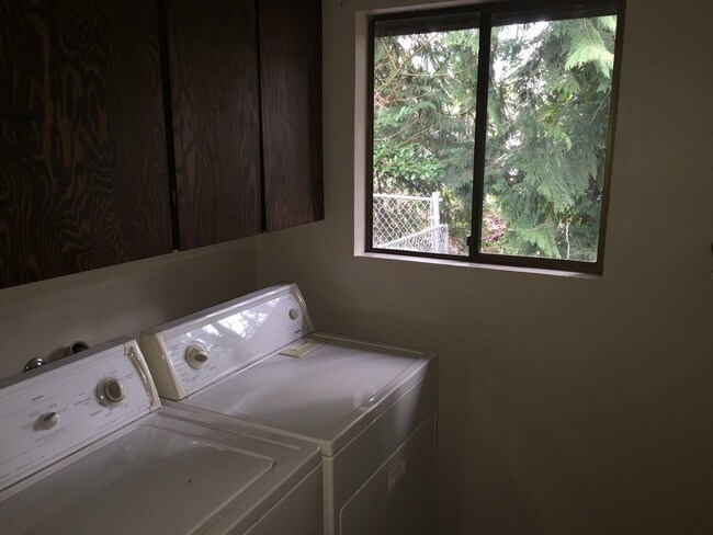 Building Photo - 2 br, 1 bath House - 5201 B Beach Drive