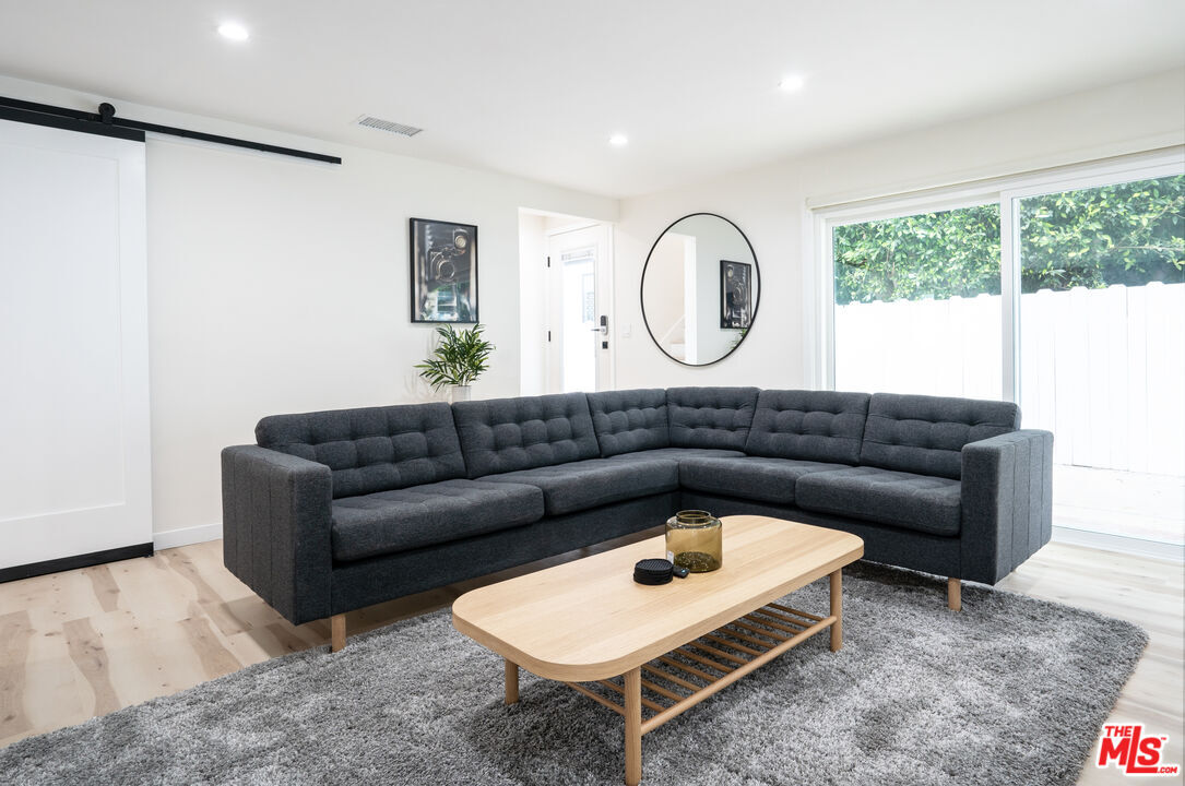 Foto principal - 8704 Dorrington Ave