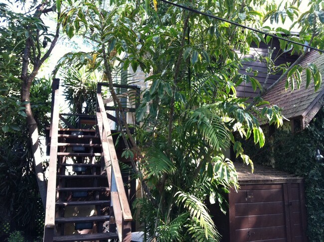 escalera de arriba - 11049 Kling St