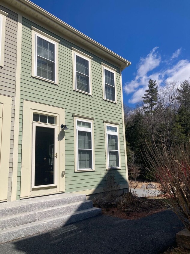 Primary Photo - 3 bedroom just minutes to DH and Dartmouth