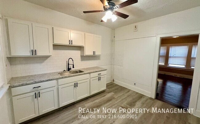 Foto del edificio - 2201 Oakdale Rd