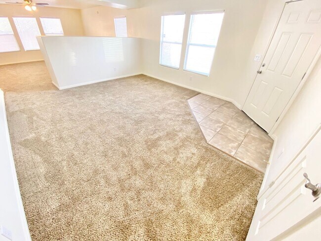 Foto del edificio - GORGEOUS 3 BEDROOM / 2 FULL BATH SINGLE FAMILY HOME , WITH 2 CAR GARAGE