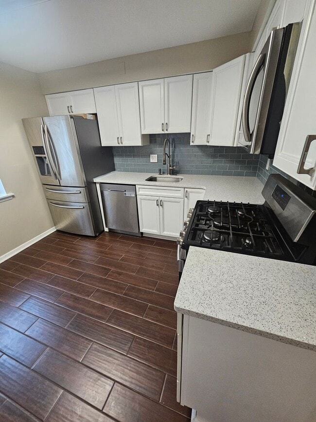 Building Photo - Beautiful 3 Br 2.5 Ba Townhome in Greenber...