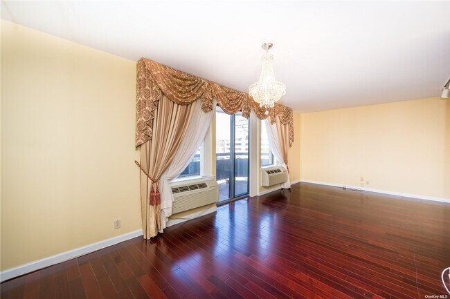 Foto del edificio - 141 Great Neck Rd