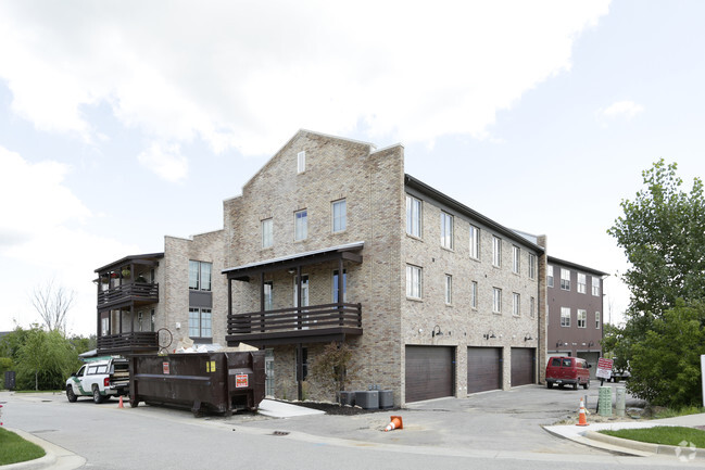 Building Photo - 2029 Celadon Dr NE