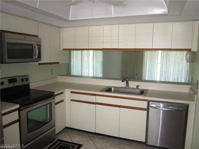 Building Photo - 7300 St Ives Way