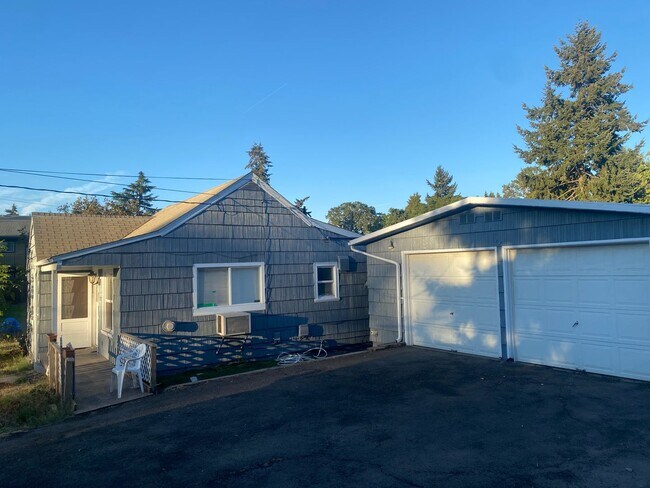 Foto del edificio - Cozy Single family home with two car garage and controlled access gate