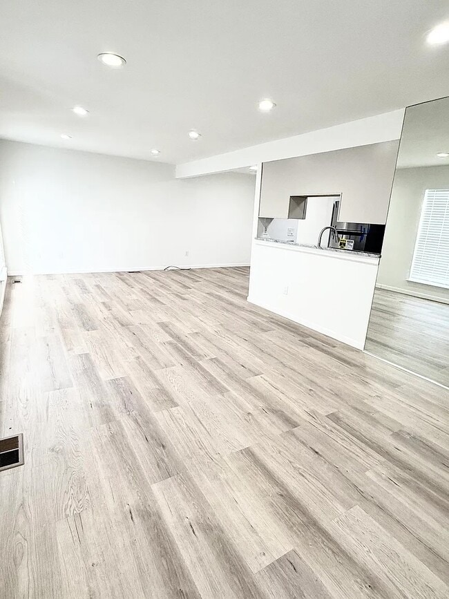 Foto del edificio - 8841 Sunrise Dr