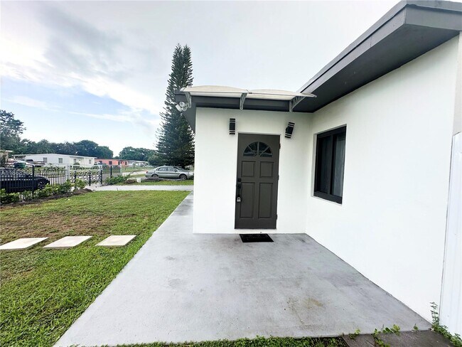 Foto del edificio - 16450 NW 23rd Ct