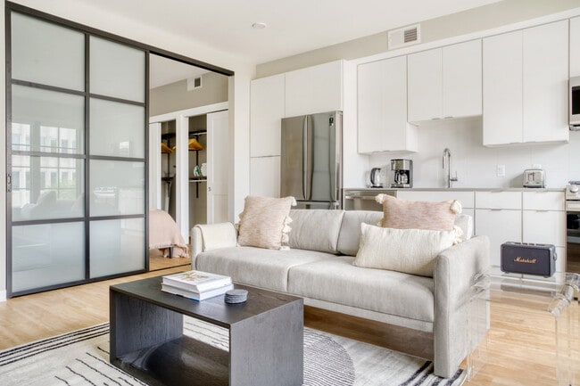 Foto del edificio - 2210 Wisconsin Ave NW