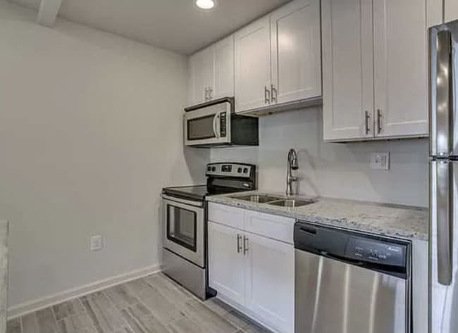 Building Photo - 1 bedroom condo 3 blocks from Bryant Denny...
