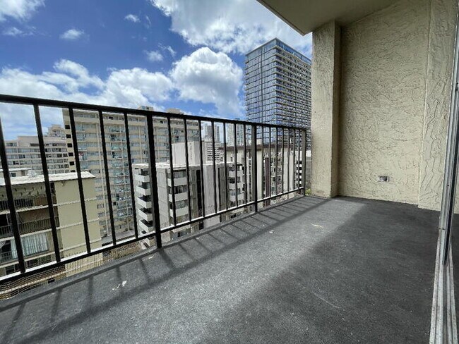 Building Photo - FAIRWAY VILLA studio, pkg, sec, W/D, A/C, ...