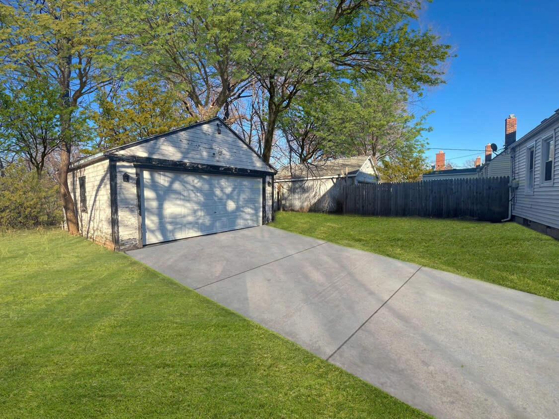 Building Photo - 22236 Lyndon St