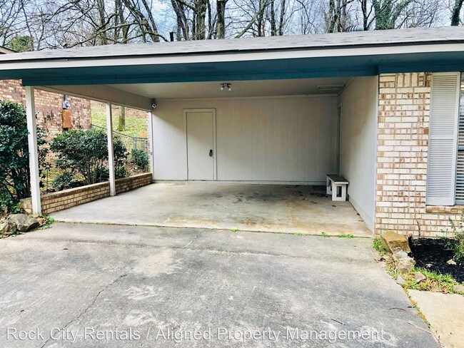 Building Photo - 3 br, 1.5 bath House - 2020 buffalo Trail