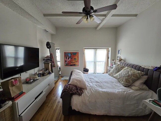 Building Photo - 160 Bleecker St