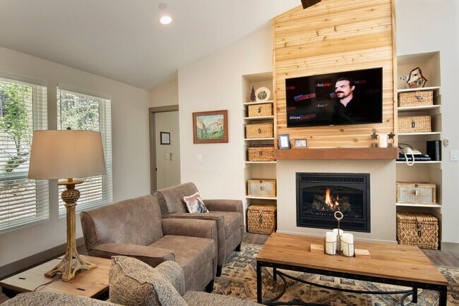 Building Photo - 2643 Mariposa Ave
