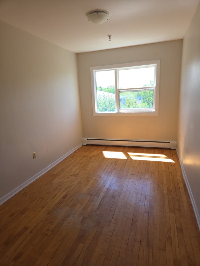 Building Photo - 204 Pleasant St