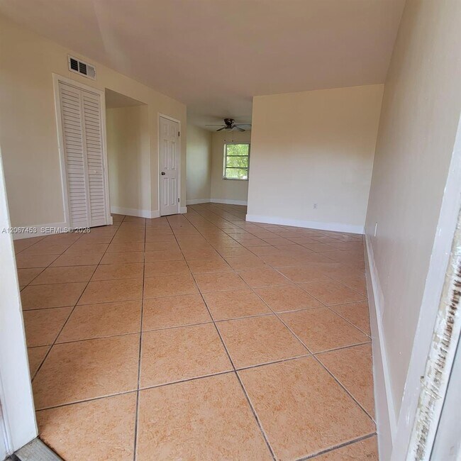 Foto del edificio - 2211 NW 64th Ave