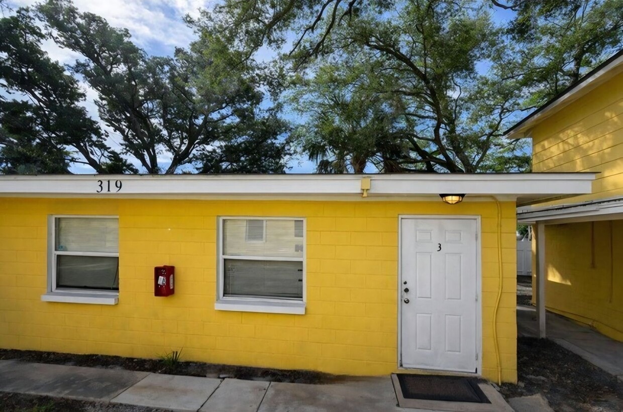 Studio Apartment - ** HALF OFF 1ST MONTH'S RENT WITH 13 MONTH LEASE **