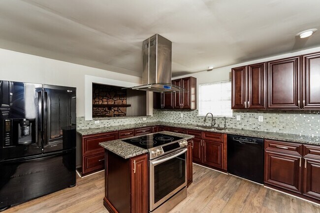 Building Photo - Stunning 3 Bedroom in Pinson