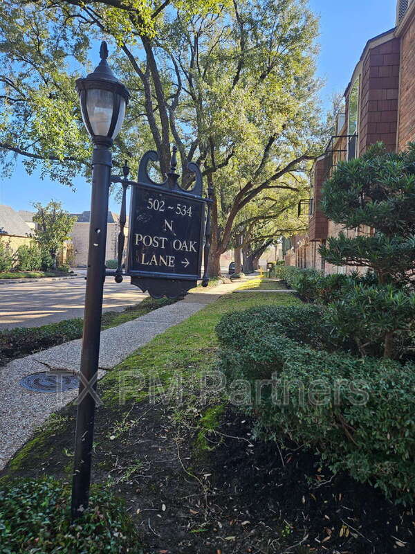 Building Photo - 500 N Post Oak Ln
