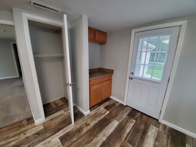 Building Photo - 3 Bedroom, 1 Bathroom in the Norwoodville ...