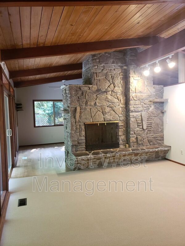 Foto del edificio - 5916 NW Bernie Dr