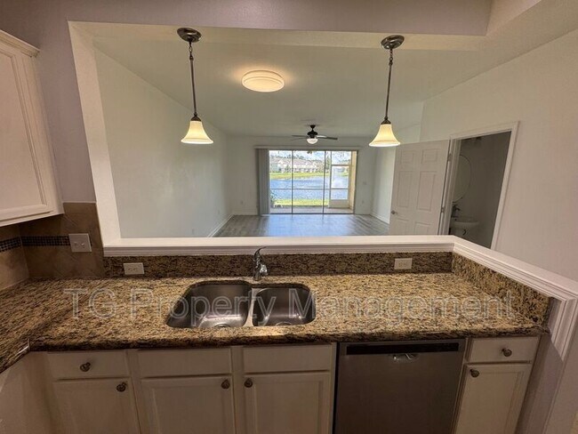 Building Photo - 6798 Roundleaf Dr