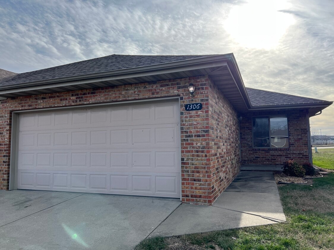 1306 W Sackett St, Springfield, MO 65807 House Rental in Springfield