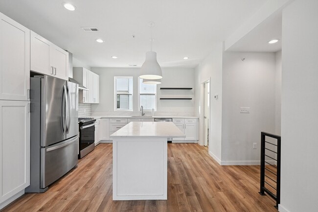 Building Photo - 1070 Balsam St