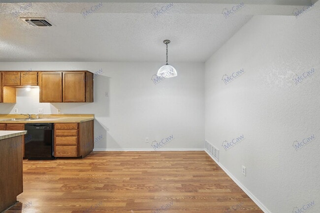 Building Photo - 6708 S Creek Dr