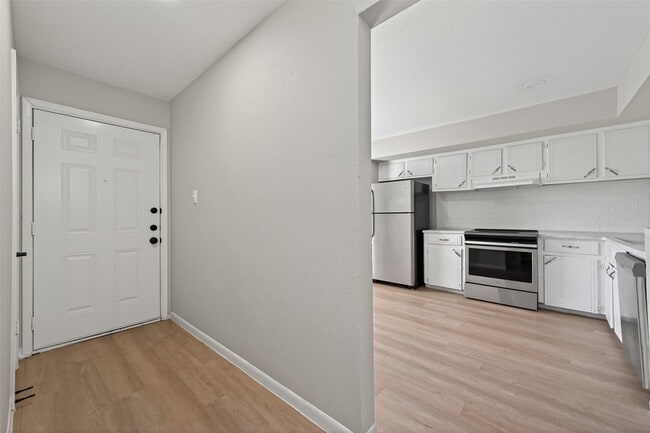 Photo - 427 Hollyvale Dr Apartment