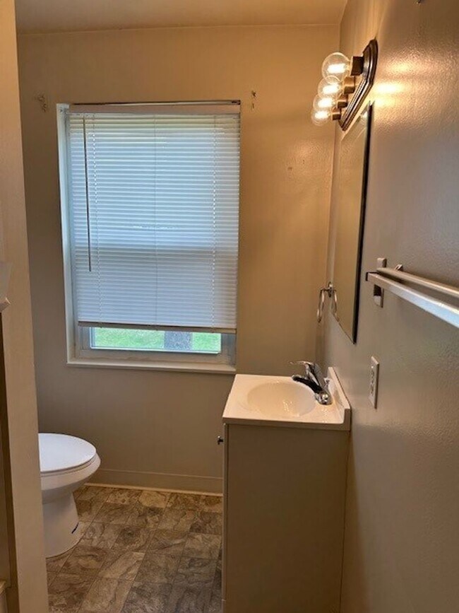 Building Photo - 2nd Floor 2 Bed 1 Bath Apt Located On N 2n...