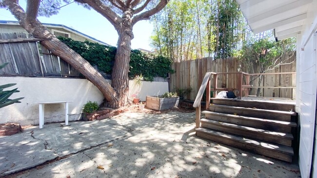 Building Photo - Charming 2BD/1BA Cottage in Hermosa Beach