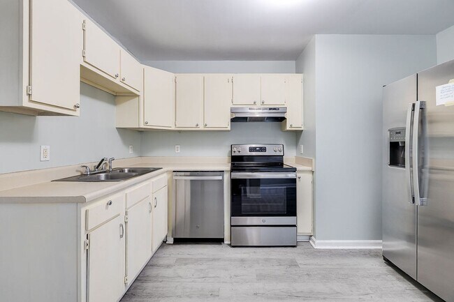 Foto del edificio - Charming 2BR Duplex with Spacious Yard in Springfield