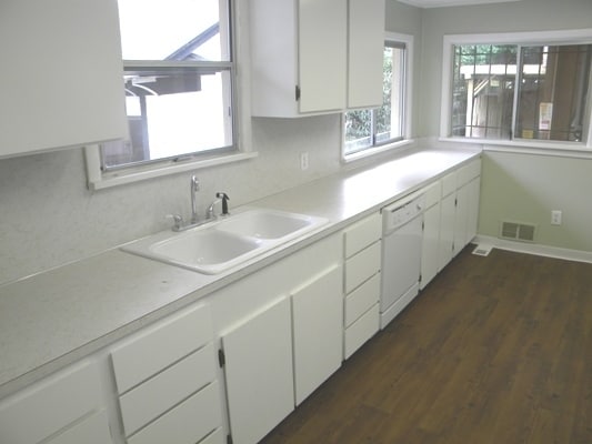 Building Photo - Adorable home with nice amenities!  yard, carport, Walk to shops & Bus!