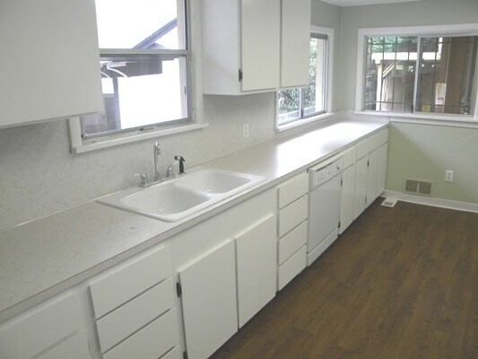 Foto del edificio - Adorable home with nice amenities!  yard, carport, Walk to shops & Bus!