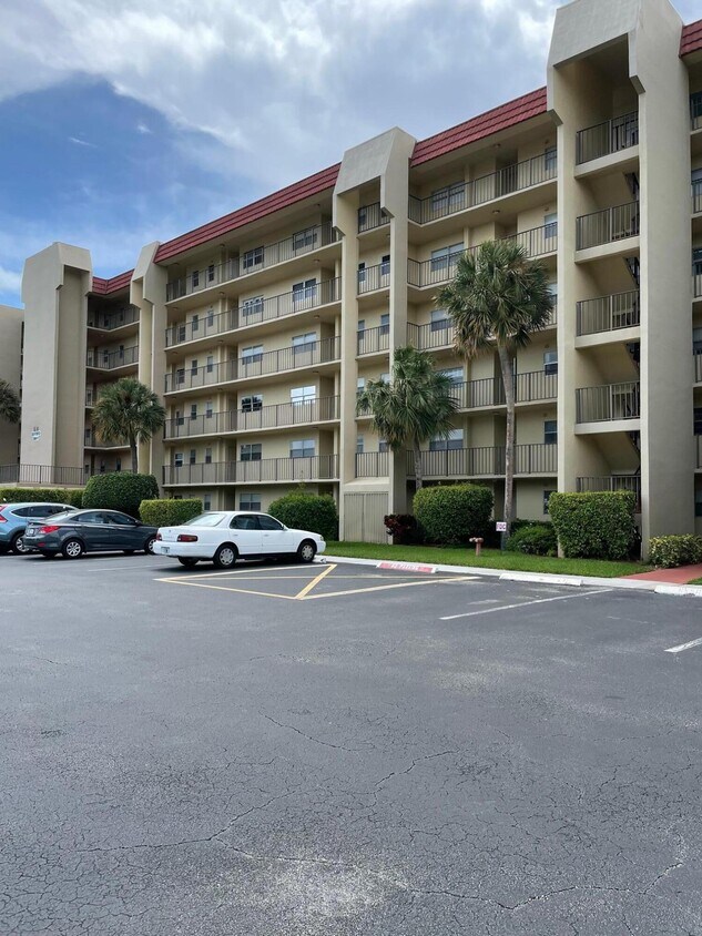 3661 Via Poinciana Unit 214, Lake Worth, FL 33467 Condo for Rent in