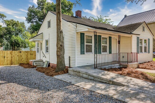 Foto del edificio - Renovated 2 bdrm home in East Savannah