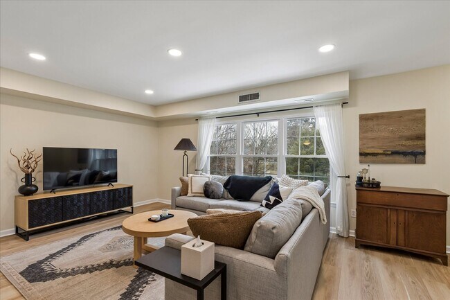 Foto del edificio - Bright & Renovated 1B/1B Condo with Pool, Tennis, & Chester Valley Trail Access – Old Forge Crossing