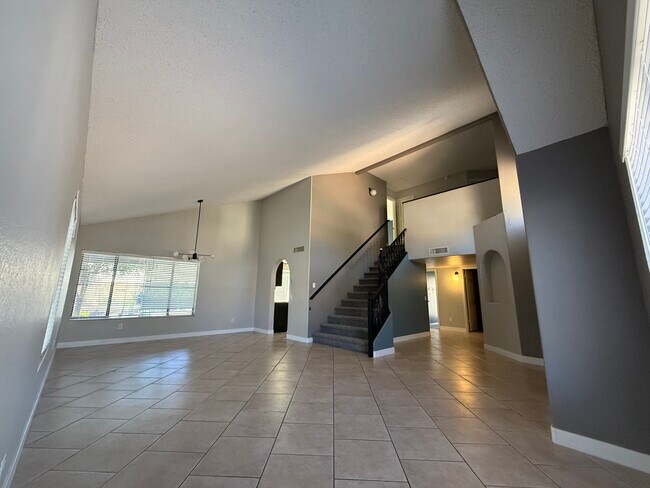 Sala de estar delantera - 6629 E Preston St