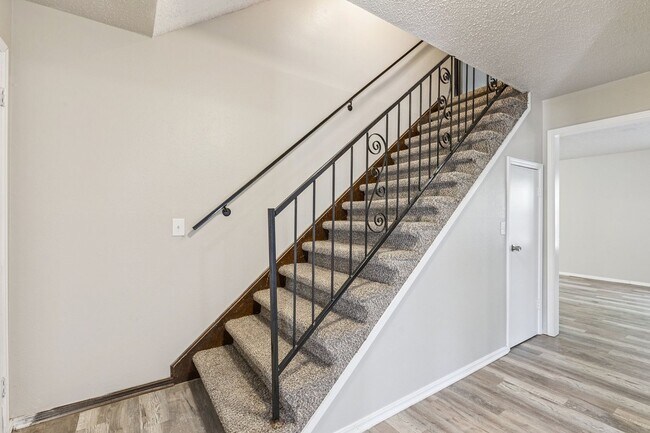 Building Photo - spacious newly remodeled 4 bed, 2.5 bath h...