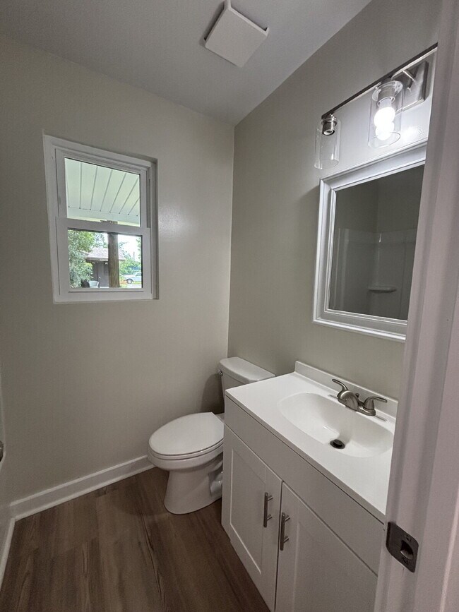 Building Photo - "Charming 2-Bed Gem in Lynn Haven - Cozy 7...