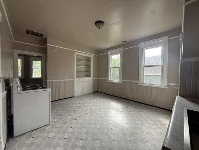 Building Photo - An affordable 2-bedroom, 1-bath unit available now!
