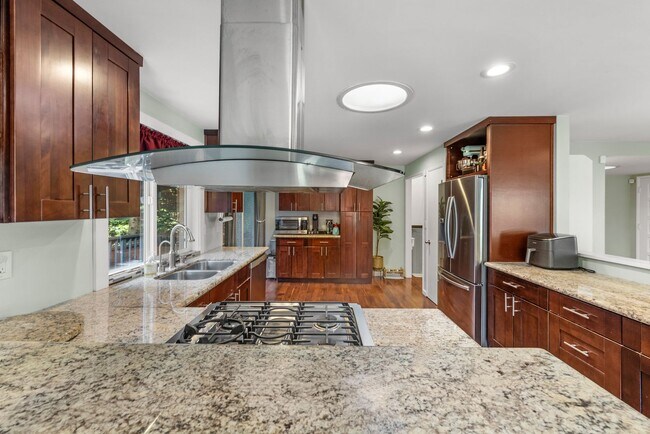Foto del edificio - Charming 5-Bedroom Tri-Level Retreat in La...