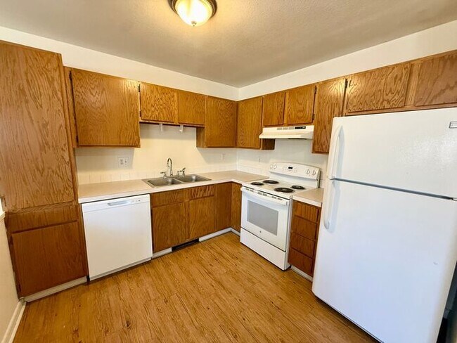 Foto del edificio - Limited-Time Offer: 2 Weeks Free! 2-Bed, 1-Bath Garden Apartment in Johnstown